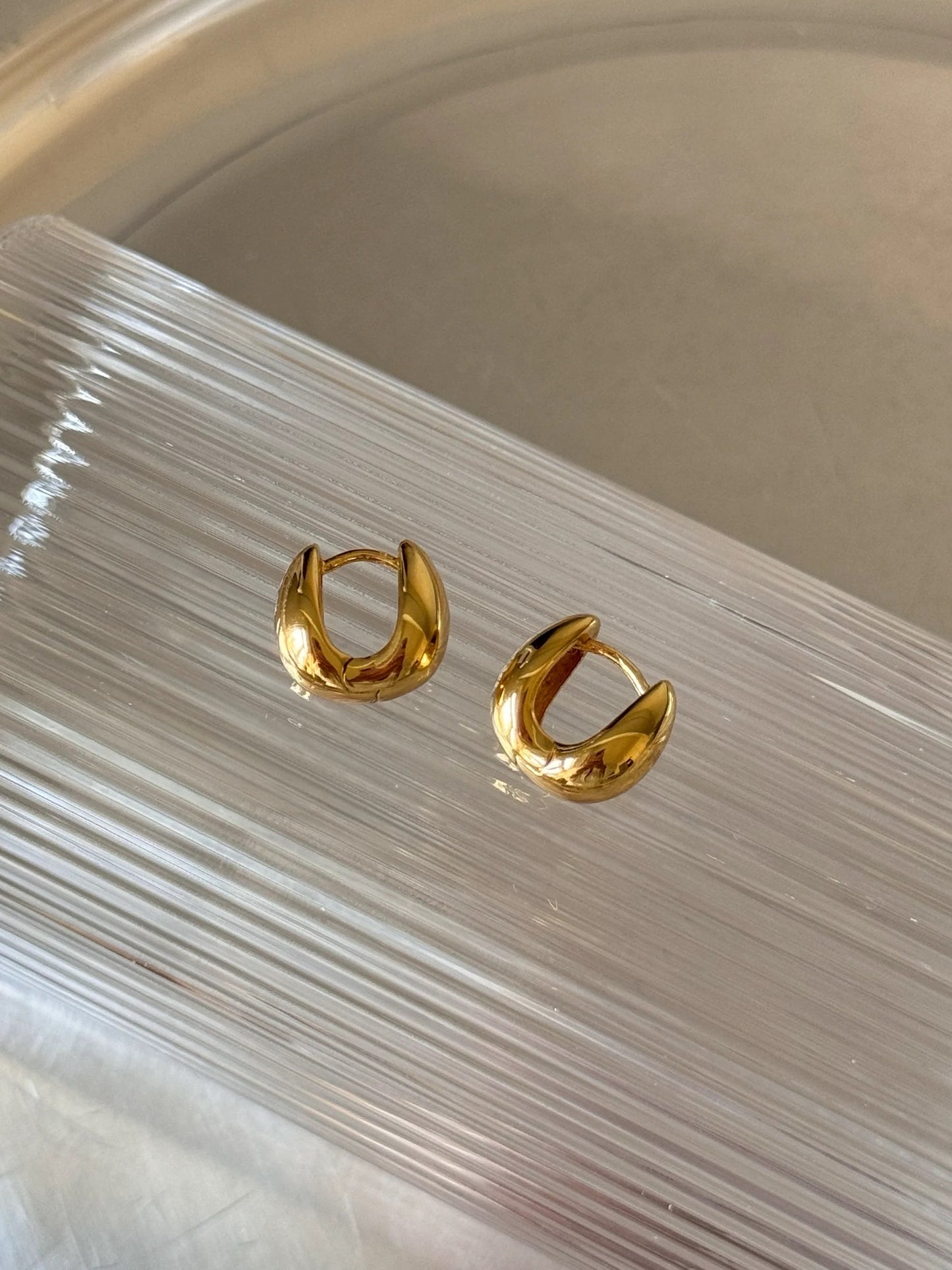 Muli Collection Elysian Huggies Ohrringe Gold – Produktfoto