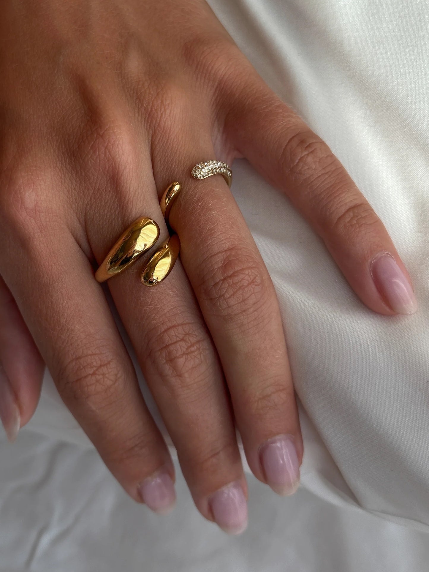 Muli Collection Adjustable Pavé Ring Gold – Seitenansicht