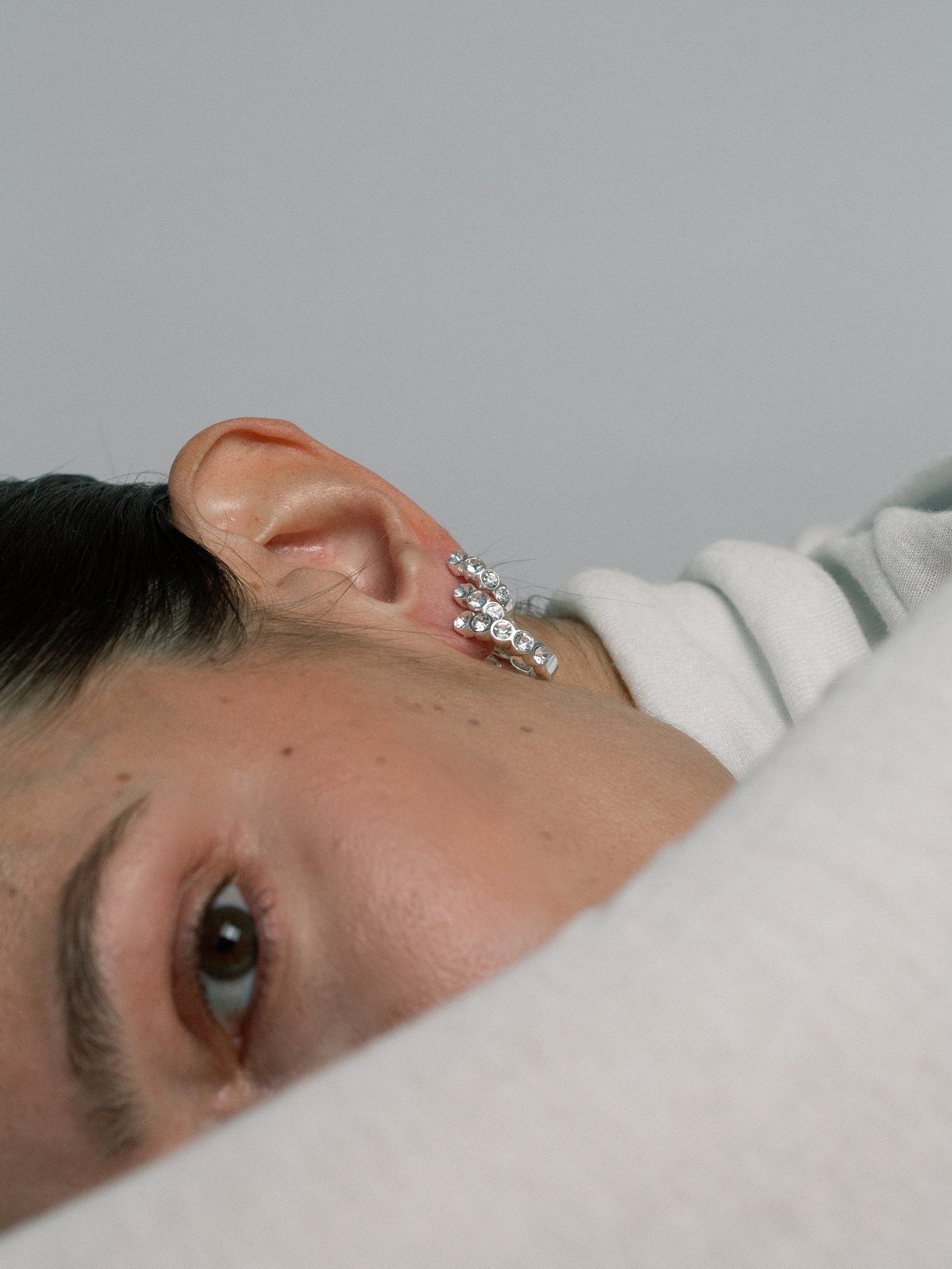 Muli Collection 15mm Lotus Hoops Silber – Rückansicht