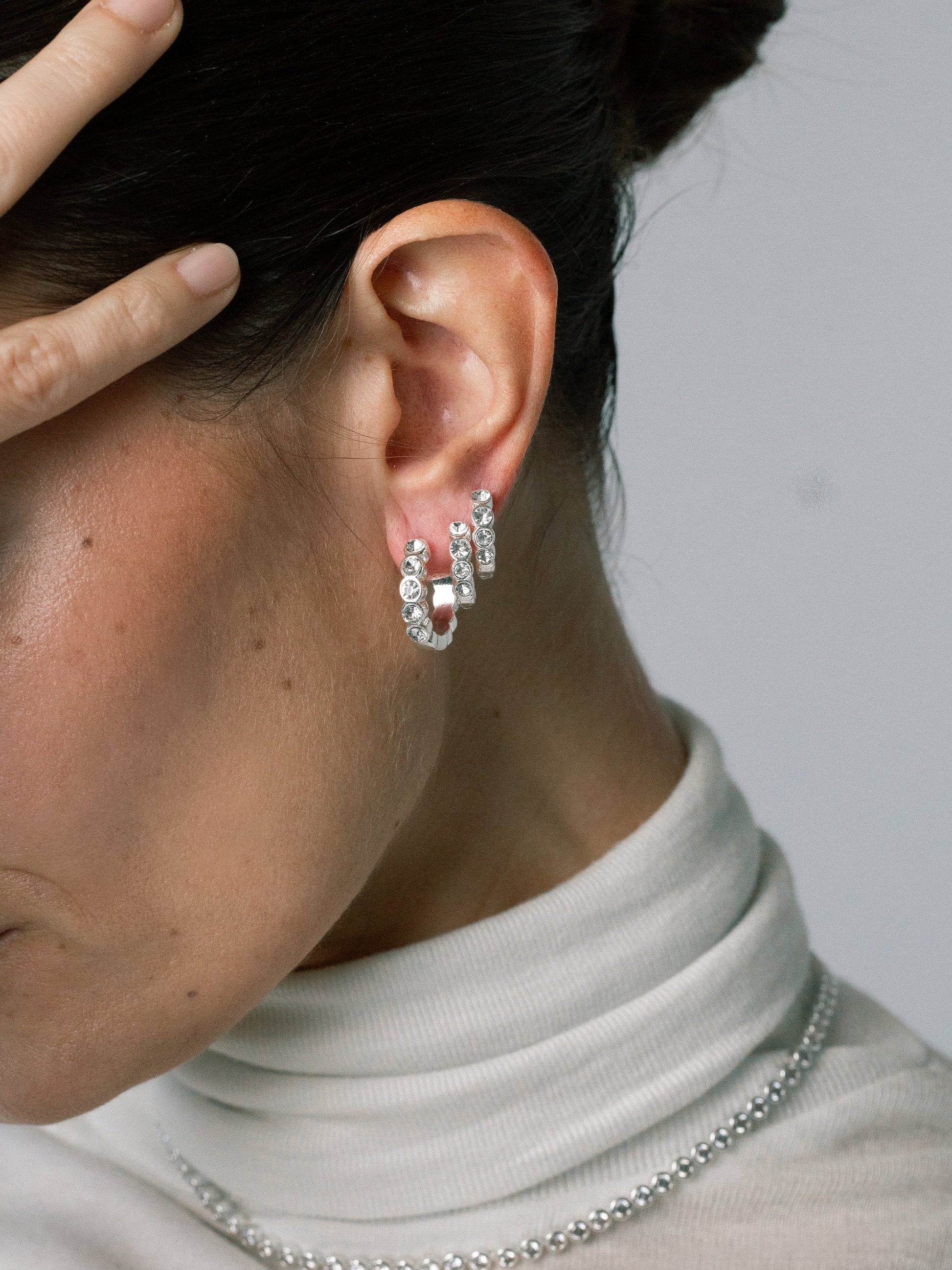 Muli Collection 15mm Lotus Hoops Silber – Seitenansicht