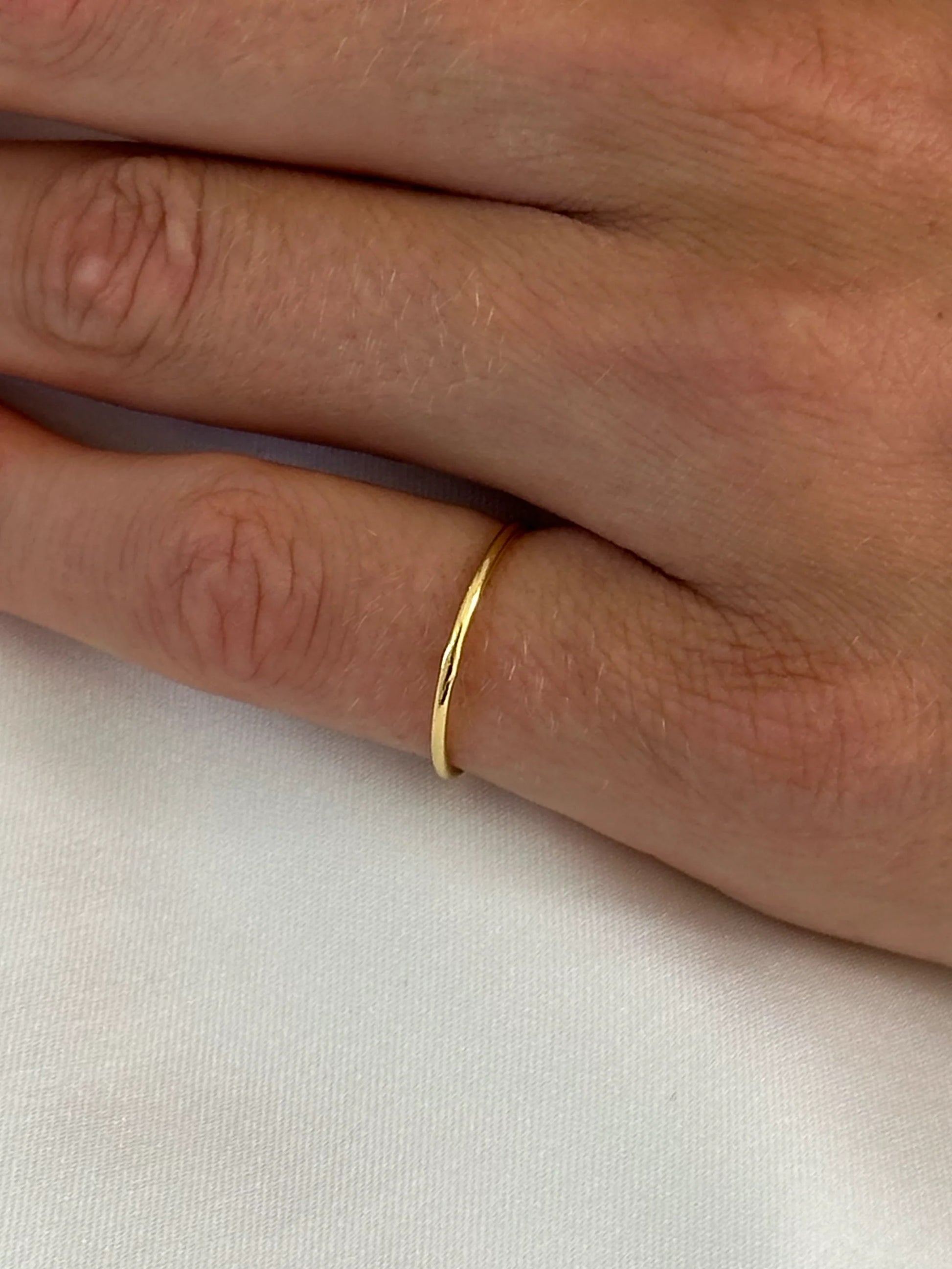 Muli Collection Stacker Ring Gold – Seitenansicht