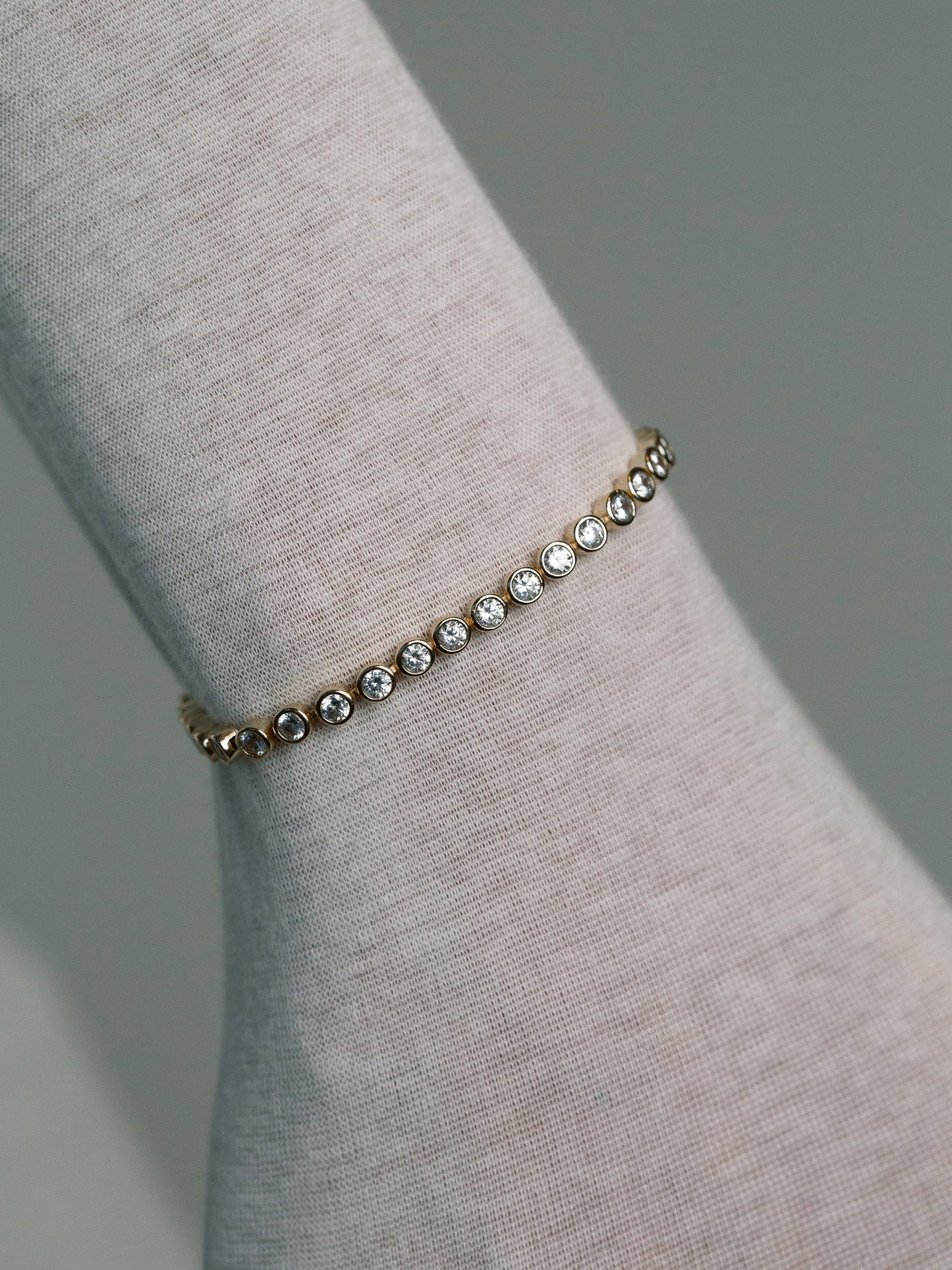 Muli Collection Lotus Tennis Bracelet Gold – Rückansicht