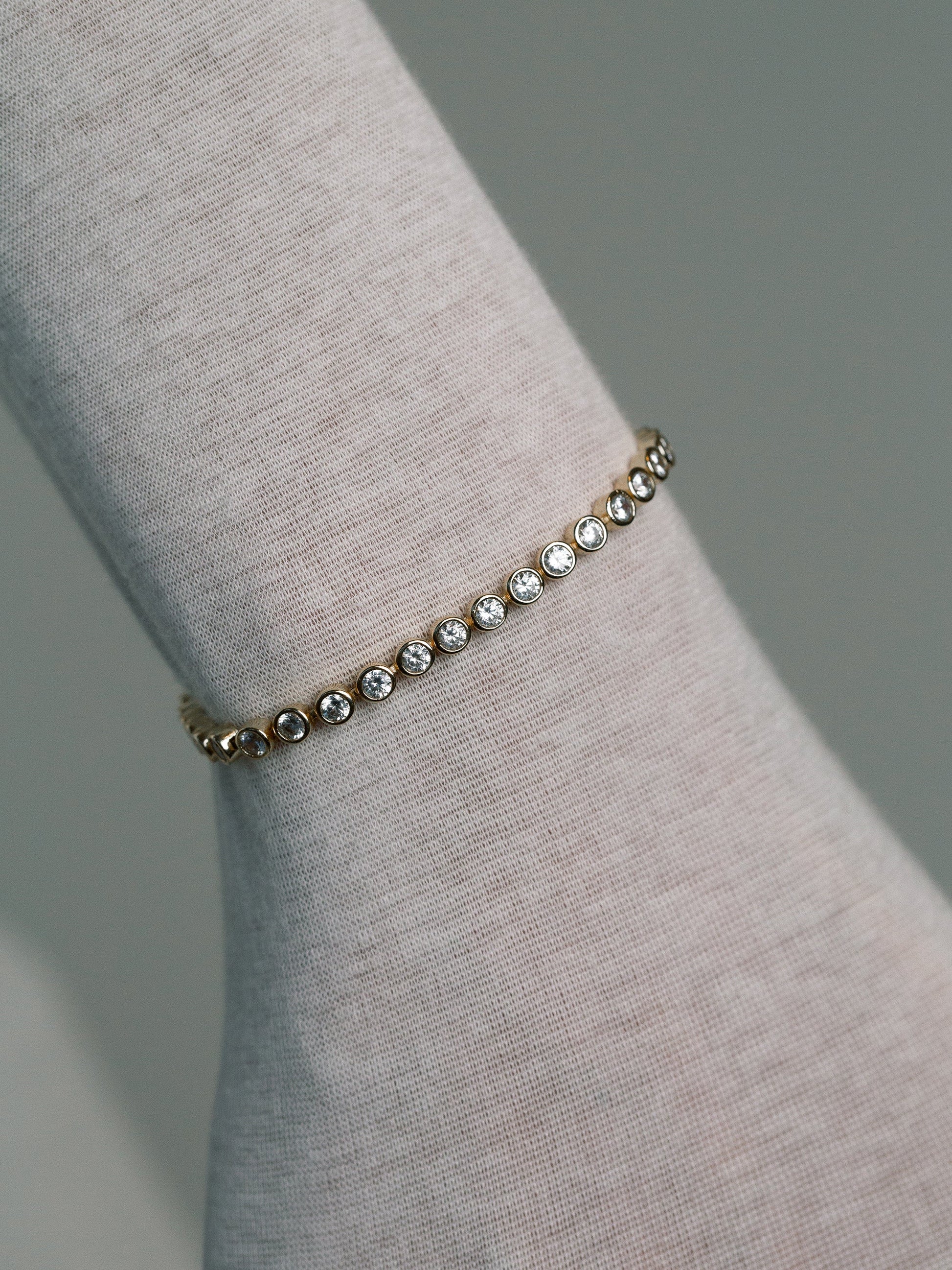 Muli Collection Lotus Tennis Bracelet Gold – Rückansicht