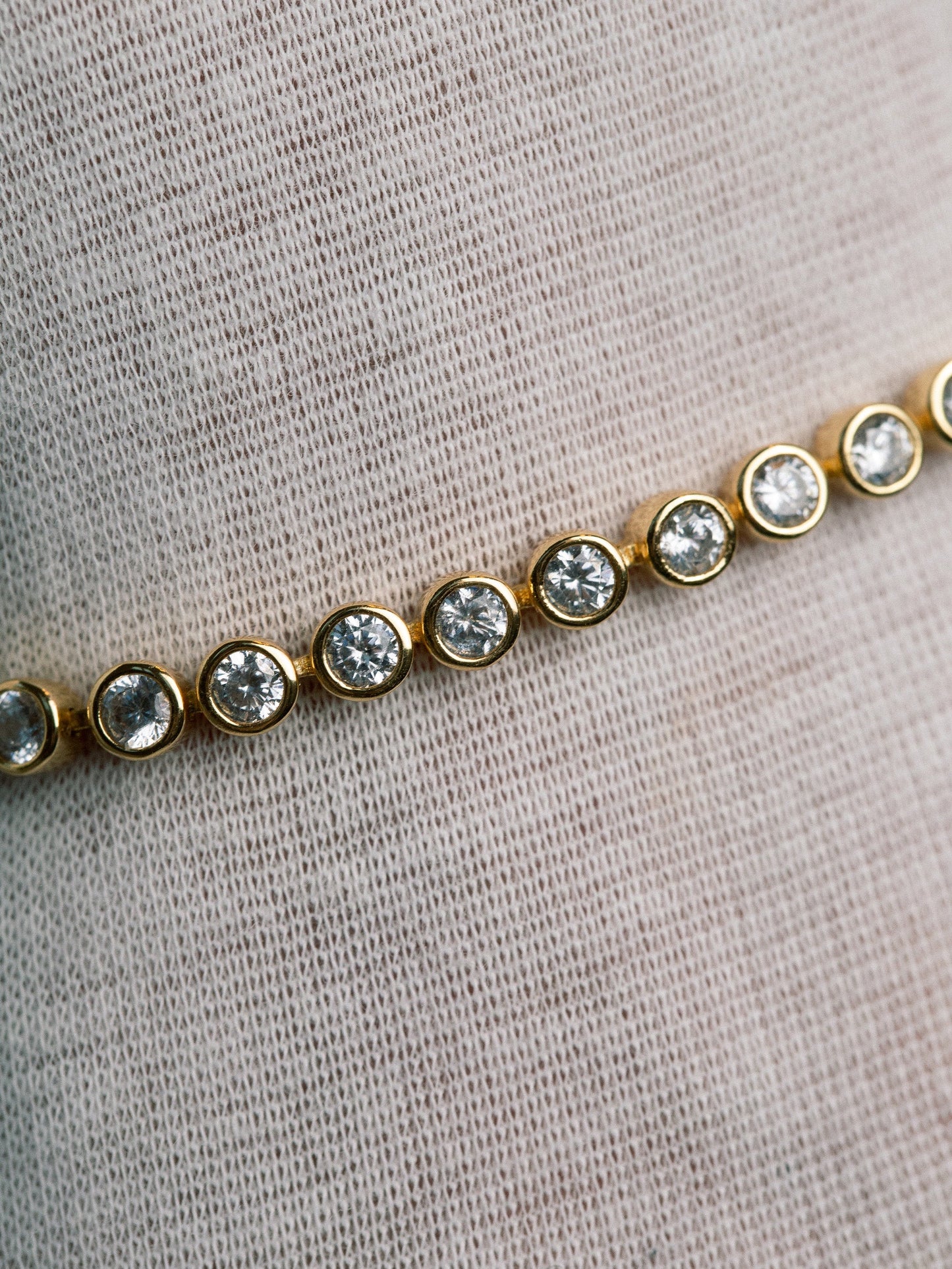 Muli Collection Lotus Tennis Bracelet Gold – Produktfoto
