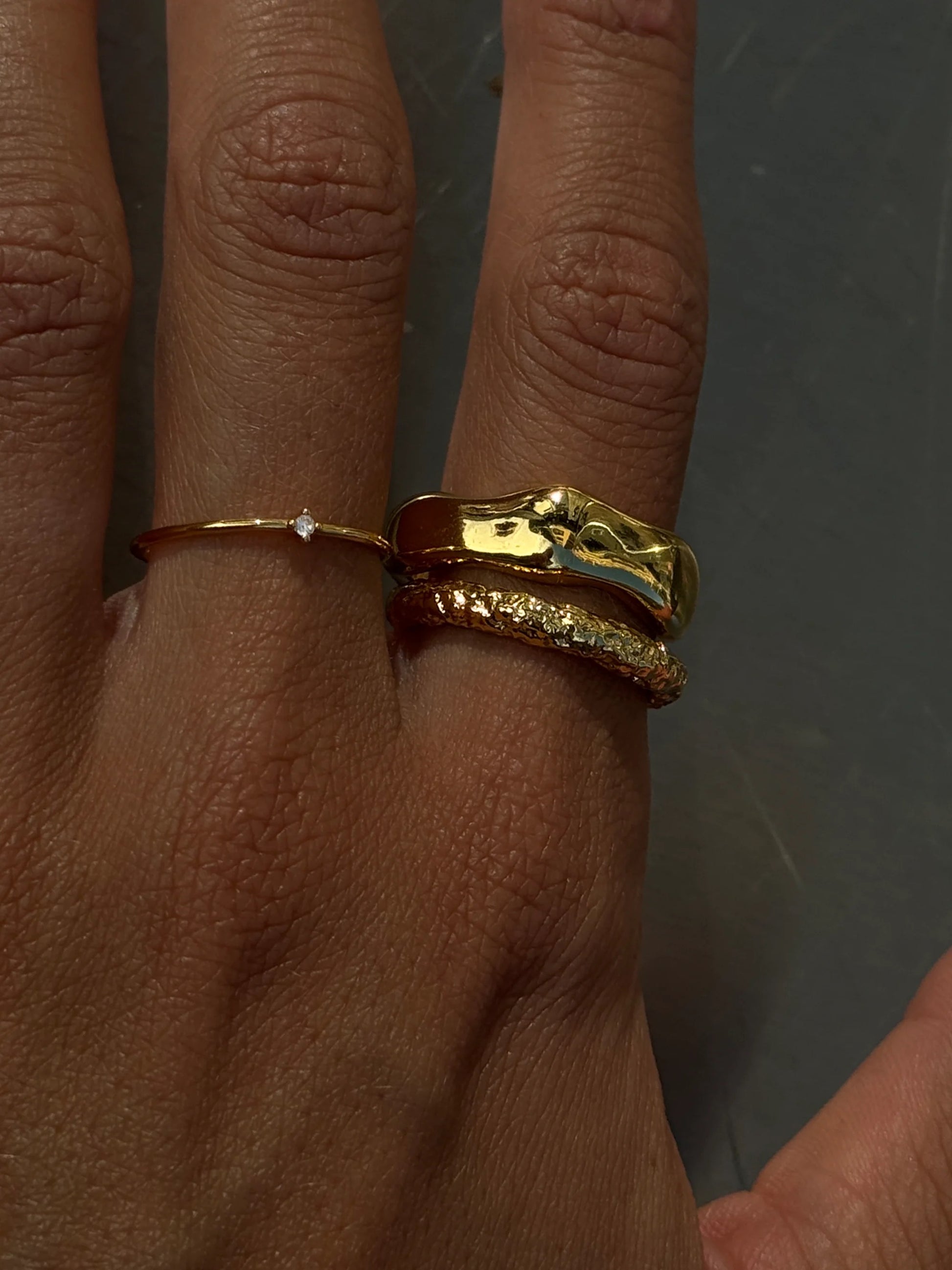 Muli Collection Solo Zirconia Stacker Ring Gold – Seitenansicht